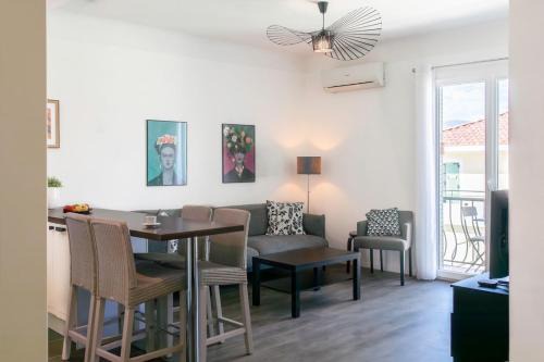 Jean-Medecin Apartment | L4 Fayad 2BDR Hotel des Postes Central, Massena AC 2Balconies