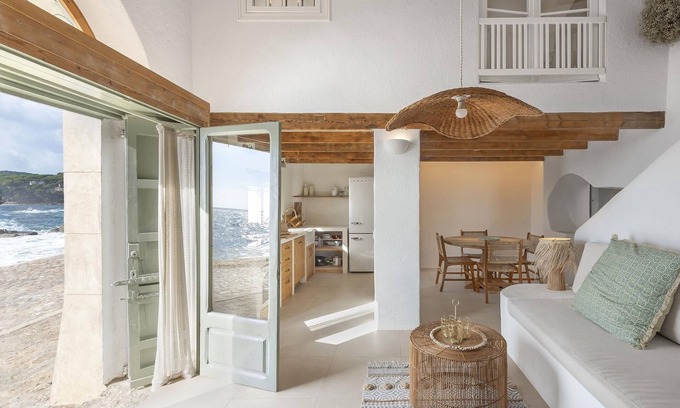 Calella de Palafrugell Villa | La Barca Casa Concha House with terrace on the beach of Canadell