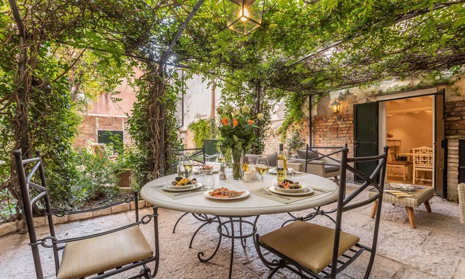Dorsoduro Apartment | La Baruffa with Private Garden
