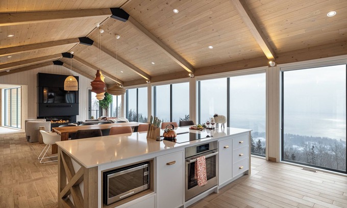 Saint-Joseph-de-la-Rive Ski Chalet | La Bergerie – 180° River View Spa Sauna