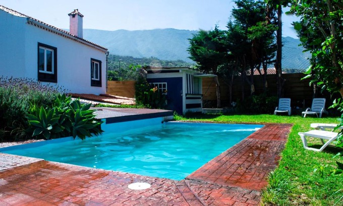 Brena Baja House | La Bodega casa rural con piscina y jardines