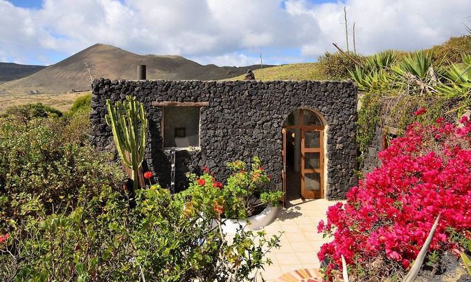Haria Villa | La Bodega – On a Volcano with Piano, Sea Views, Private Terrace and Wi-Fi