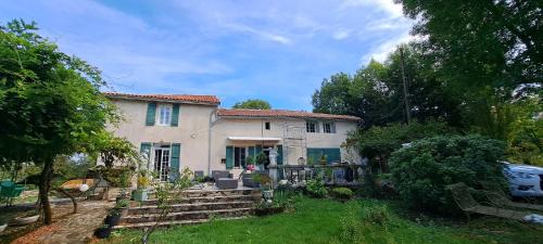 Cours House | La Bougainvilliére