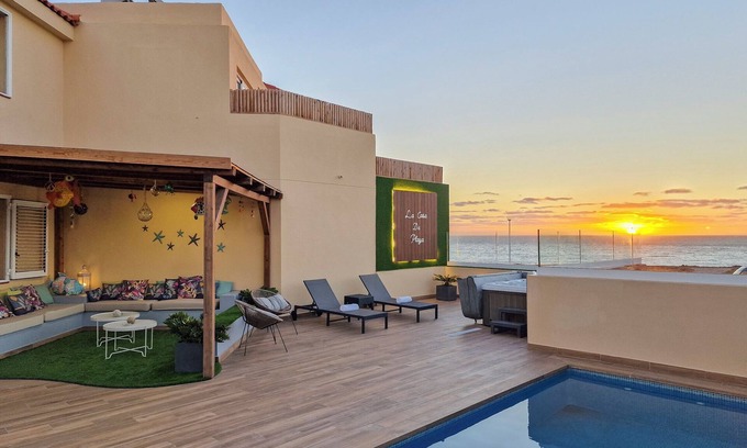 Arenas del Mar House | La Casa de Playa - swimming pool and jacuzzi 50m from the sea