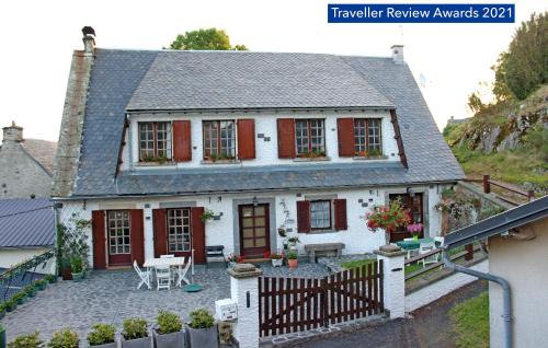 Saint-Genes-Champespe Apartment | La Cascade Fleurie