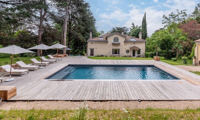 Champagne-au-Mont-d'Or Villa | La clarté - wonderful refurbish home with garden and pool