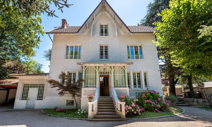 Tassin-la-Demi-Lune Villa | La Cloche - Family house with pool ang garden