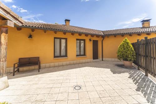 Espeja de San Marcelino House | La Dehesa de Santa Ursula 3