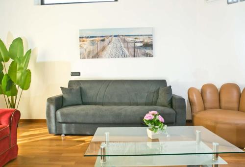 Albate Apartment | LA'DELI - Como - grande appartamento con parcheggio, nefltix, giardino, terrazzo