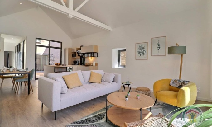 Combourg House | La Demeure du Lac Tranquille