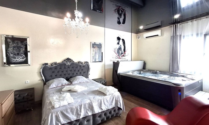 Charavines Apartment | La Discrète Romantique, apartment with jacuzzi