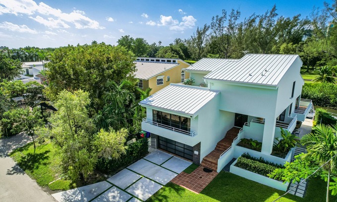 Northeast Coconut Grove Villa | La Dolce Villa in Miami with direct access to the Bay!