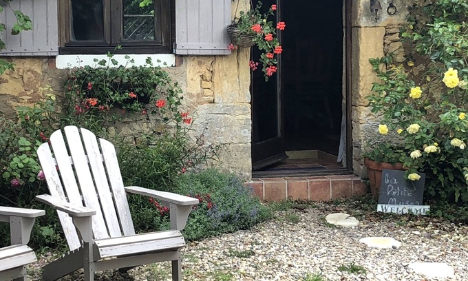 Les Eyzies Cottage | La Petite Maison at Les Girouteaux 3 lovely 4 star Cottages with pool