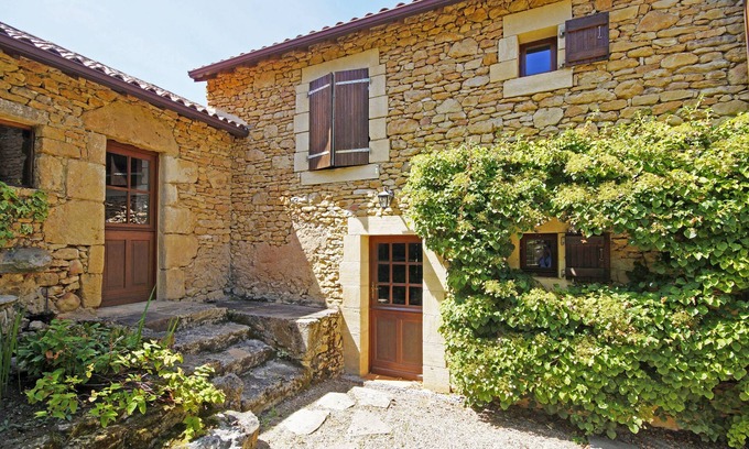 Sainte-Foy-de-Belves Apartment | La Grange - sleeps 6 guests in 3 bedrooms