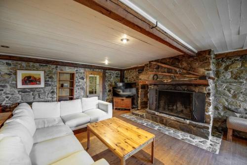 Saint Ferreol les Neiges Ski Chalet | La Maison Renaud 1813 - 5 chambres - 12 personnes