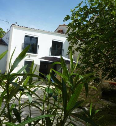 Dompierre-sur-Mer Villa | La Maison Blanche