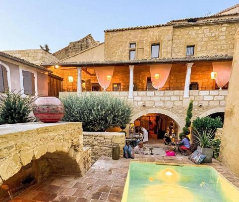 Saint-Quentin-la-Poterie Bed & Breakfast | La Maison D'Aimé