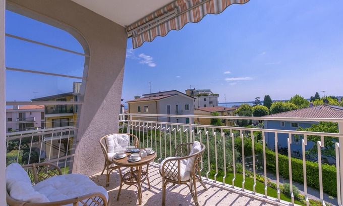 Desenzano del Garda Apartment | La Maison Fleurie Appartamento Giglio, Desenzano Del Garda, Italy