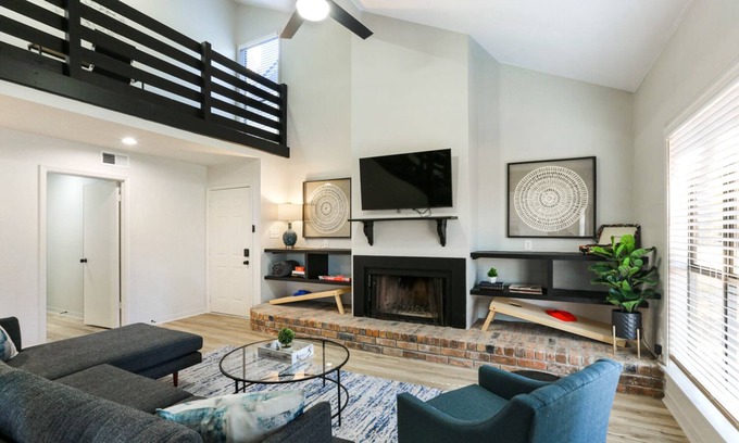 Highlands - Perkins House | La Maison Sharleaux - Gorgeous Modern Home with Yard and Games!