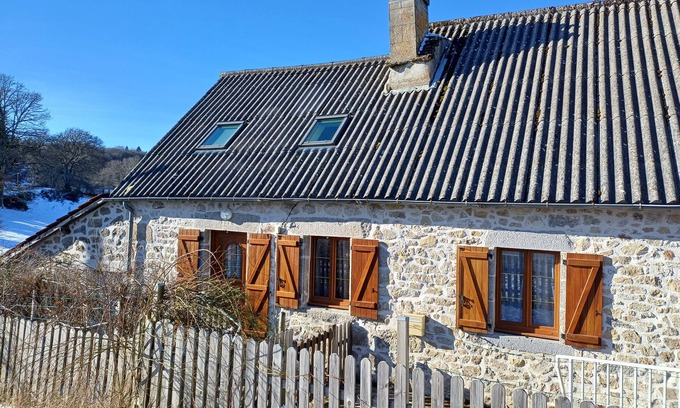 Saint-Oradoux-de-Chirouze Cottage | La Méouzine, gîte for 4 people, 5 minutes from the pond, pets welcome,