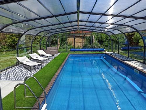 Moyon-Villages House | La Petellerie, maison de campagne avec piscine pour un séjour détente