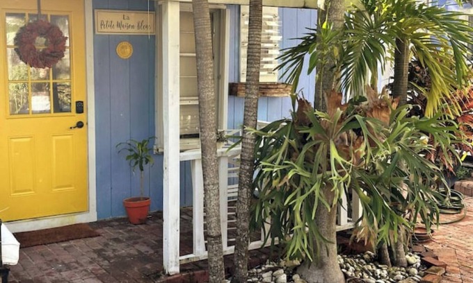 Northboro Park Cottage | La Petite Maison Bleue