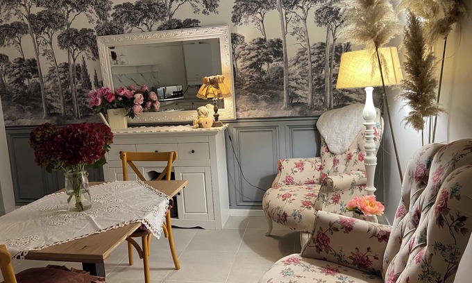 Solesmes Bed & Breakfast | La petite maison 2 mn from Abbaye Saint Pierre de Solesmes