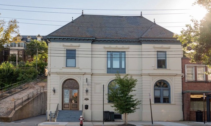 Central Business District House | La Place - Exquisite Convenience