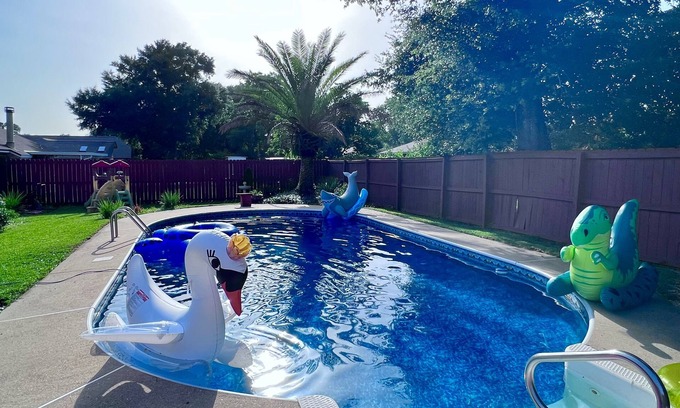 Northwest Pensacola House | ⭐️La Puerta Al cielo - Private Pool, Game Room & Kareoke