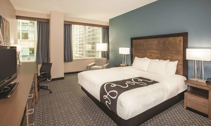Downtown Chicago Hotel | La Quinta – Downtown King Conference Suite with Meeting Area