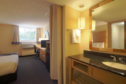 Deerfield Beach Hotel | La Quinta I-95 Deerfield Beach - Next to The Home Depot & Behind The Wawa