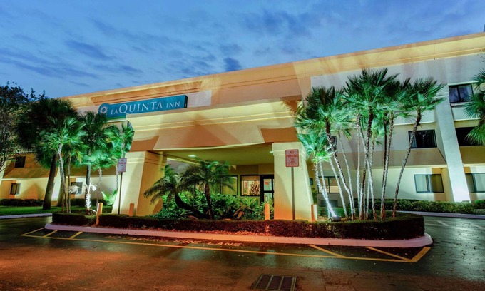 Survey Creek Hotel | La Quinta Inn by Wyndham Ft. Lauderdale Tamarac East