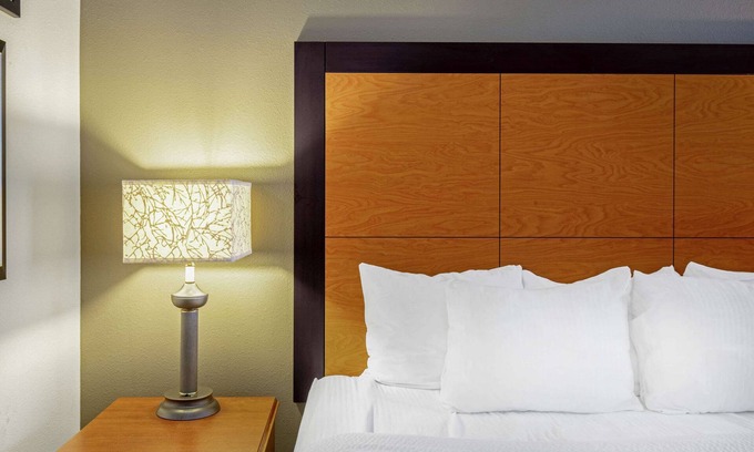 Harrisburg - Hershey Hotel | La Quinta Inn & Suites by Wyndham Harrisburg Airport Hershey
