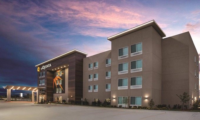 Lewisville Hotel | La Quinta Inn & Suites by Wyndham Lewisville