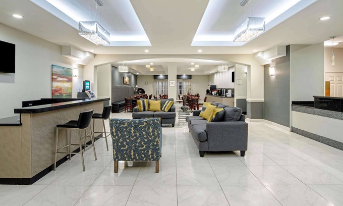 Mercedes Hotel | La Quinta Inn & Suites by Wyndham Mercedes Outlet Mall