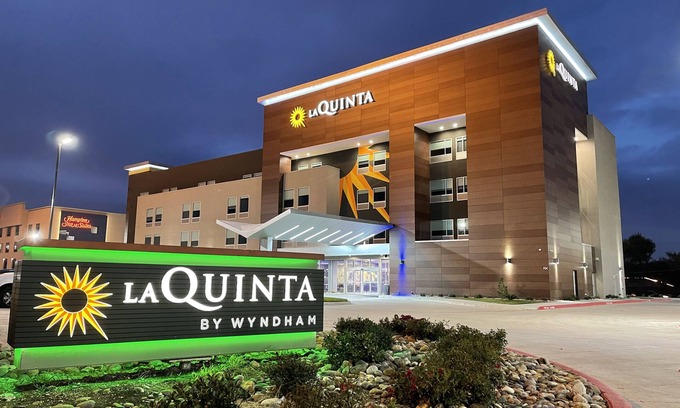 White Rock Hills Hotel | La Quinta Inn & Suites by Wyndham Dallas/Fairpark