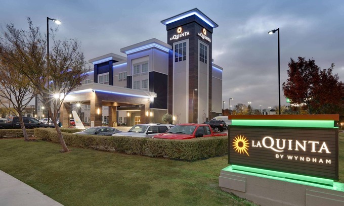 Dallas Hotel | La Quinta Inn & Suites by Wyndham Dallas Love Field