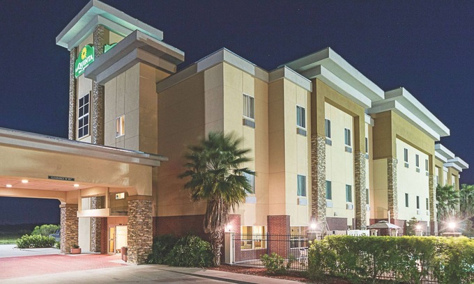 Mathis Hotel | La Quinta Inn & Suites by Wyndham Mathis