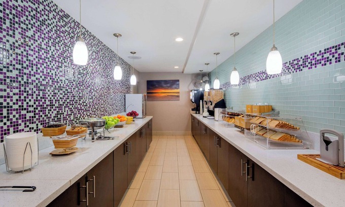 Hayward Hotel | La Quinta Inn & Suites by Wyndham Oakland - Hayward