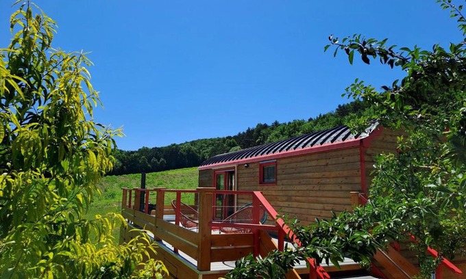 Castelnau-de-Montmiral Ski Chalet | La roulotte du tonnelier