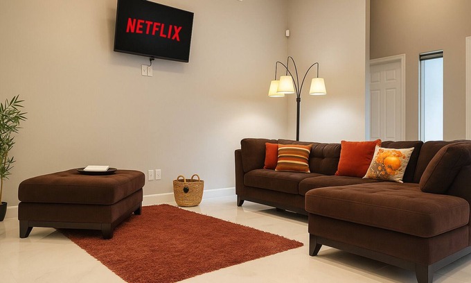 Pharr House | La Serenidad: w'2 King Beds.EV Port.300mbs wifi.Yard Space & Pet Friendly