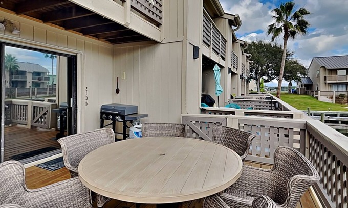 Harbor Oaks Condo | La Vida Buena | Pet Friendly + Access to Pool & Boat Slip!