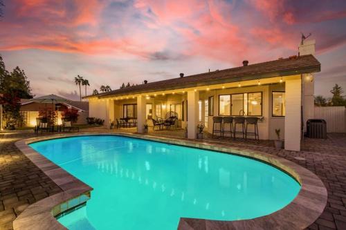 Tempe House | La Vieve Family Oasis-FREE Htd Pool-Billiards-BBQ
