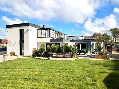 Cleder Villa | La villa des amiets, piscine chauffée et à 500 m de la plage