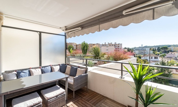 Riou - Petit Juas - Av de Grasse Apartment | La Villa Gauguin - Two Bedroom Apartment, Sleeps 6