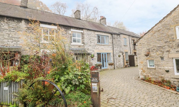 Castleton Cottage | LABURNUM COTTAGE, with a garden in Castleton, Peak District