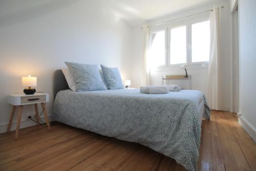 Pont-Hebert Apartment | Lacolline-ponthebert,com - Appartement Entier Rénové -Grand Parking gratuit, Tout équipé, Confortable, Netflix et Amazon Prime Gratuits et Illimités, Matelas Emma, Lave Linge, Vue sur la Vallée, RDC
