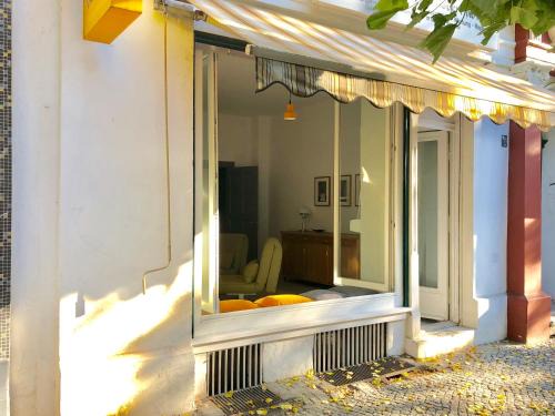 Friedrichshain-Kreuzberg Apartment | Ladenwohnung in Kreuzberg mit Parkplatz in einer Tiefgarage