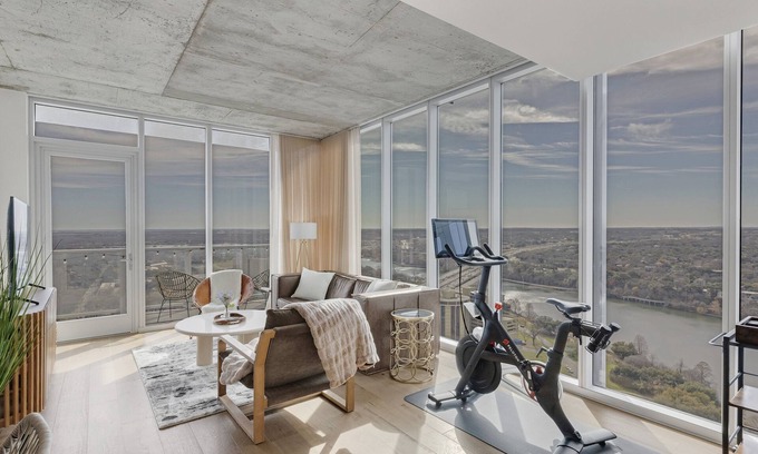 Rainey Street Historic District Condo | Lady Bird’s Lookout - High Rise Luxury Condo w/Rooftop Pool! Walk to Downto