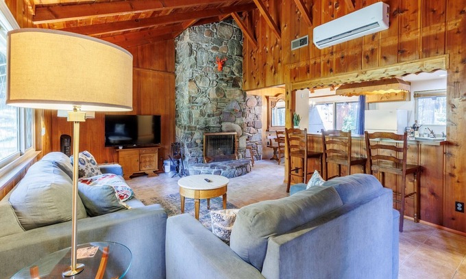 Idyllwild Cabin | Laid-back Creekside Cabin Walkable to Town